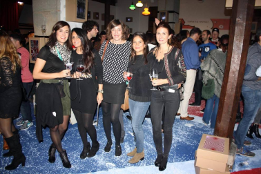 La Sala de Armas de la Ciudadela se transformó la noche del 21 de octubre en la londinense Carnaby street de los años 60. Degustaciones de vino y pinchos navarros se mezclaron con diferentes iniciativas artísticas y tuvieron como banda sonora la más que reconocible música de los grupos como The Beatles, The Rolling Stones, The Who o The Kinks. La Noche del Vino ha cumplido, con esta, su novena edición y está organizada por el Consejo Regulador de la DO Navarra, el Ayuntamiento de Pamplona y Reyno Gourmet.
