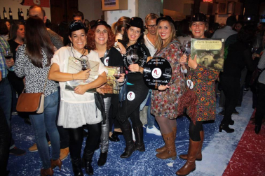 La Sala de Armas de la Ciudadela se transformó la noche del 21 de octubre en la londinense Carnaby street de los años 60. Degustaciones de vino y pinchos navarros se mezclaron con diferentes iniciativas artísticas y tuvieron como banda sonora la más que reconocible música de los grupos como The Beatles, The Rolling Stones, The Who o The Kinks. La Noche del Vino ha cumplido, con esta, su novena edición y está organizada por el Consejo Regulador de la DO Navarra, el Ayuntamiento de Pamplona y Reyno Gourmet.