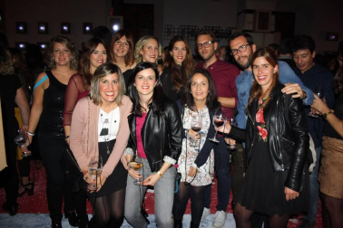 La Sala de Armas de la Ciudadela se transformó la noche del 21 de octubre en la londinense Carnaby street de los años 60. Degustaciones de vino y pinchos navarros se mezclaron con diferentes iniciativas artísticas y tuvieron como banda sonora la más que reconocible música de los grupos como The Beatles, The Rolling Stones, The Who o The Kinks. La Noche del Vino ha cumplido, con esta, su novena edición y está organizada por el Consejo Regulador de la DO Navarra, el Ayuntamiento de Pamplona y Reyno Gourmet.