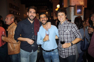 La Sala de Armas de la Ciudadela se transformó la noche del 21 de octubre en la londinense Carnaby street de los años 60. Degustaciones de vino y pinchos navarros se mezclaron con diferentes iniciativas artísticas y tuvieron como banda sonora la más que reconocible música de los grupos como The Beatles, The Rolling Stones, The Who o The Kinks. La Noche del Vino ha cumplido, con esta, su novena edición y está organizada por el Consejo Regulador de la DO Navarra, el Ayuntamiento de Pamplona y Reyno Gourmet.