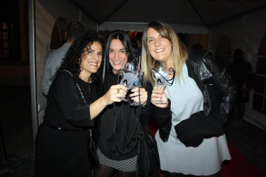 La Sala de Armas de la Ciudadela se transformó la noche del 21 de octubre en la londinense Carnaby street de los años 60. Degustaciones de vino y pinchos navarros se mezclaron con diferentes iniciativas artísticas y tuvieron como banda sonora la más que reconocible música de los grupos como The Beatles, The Rolling Stones, The Who o The Kinks. La Noche del Vino ha cumplido, con esta, su novena edición y está organizada por el Consejo Regulador de la DO Navarra, el Ayuntamiento de Pamplona y Reyno Gourmet.