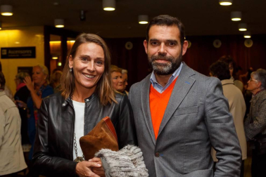 Un año más se ha celebrado la tradicional gala benéfica de la Fundación Juan Bonal en Baluarte. Música, baile y magia compartieron escenario, en una cita que permitió además conocer los proyectos desarrollados por esta ong. En la gala participaron la Escolanía del Orfeón Pamplonés, las escuelas de baile de Eva Espuelas y Cristina Zorrilla, el cantautor cubano Jorge Sánchez, el ilusionista Iurgi y el coro de Isterria. Este año, además, se contó con la presencia de la cantante Lorena Gómez, participante en programas de televisión como Operación Triunfo y Tu cara me suena.