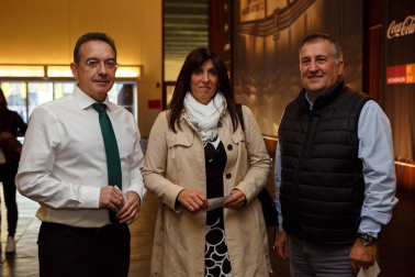 Un año más se ha celebrado la tradicional gala benéfica de la Fundación Juan Bonal en Baluarte. Música, baile y magia compartieron escenario, en una cita que permitió además conocer los proyectos desarrollados por esta ong. En la gala participaron la Escolanía del Orfeón Pamplonés, las escuelas de baile de Eva Espuelas y Cristina Zorrilla, el cantautor cubano Jorge Sánchez, el ilusionista Iurgi y el coro de Isterria. Este año, además, se contó con la presencia de la cantante Lorena Gómez, participante en programas de televisión como Operación Triunfo y Tu cara me suena.
