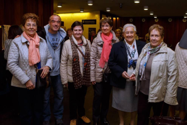 Un año más se ha celebrado la tradicional gala benéfica de la Fundación Juan Bonal en Baluarte. Música, baile y magia compartieron escenario, en una cita que permitió además conocer los proyectos desarrollados por esta ong. En la gala participaron la Escolanía del Orfeón Pamplonés, las escuelas de baile de Eva Espuelas y Cristina Zorrilla, el cantautor cubano Jorge Sánchez, el ilusionista Iurgi y el coro de Isterria. Este año, además, se contó con la presencia de la cantante Lorena Gómez, participante en programas de televisión como Operación Triunfo y Tu cara me suena.
