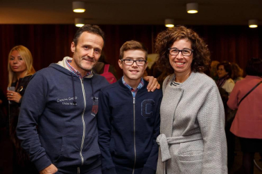 Un año más se ha celebrado la tradicional gala benéfica de la Fundación Juan Bonal en Baluarte. Música, baile y magia compartieron escenario, en una cita que permitió además conocer los proyectos desarrollados por esta ong. En la gala participaron la Escolanía del Orfeón Pamplonés, las escuelas de baile de Eva Espuelas y Cristina Zorrilla, el cantautor cubano Jorge Sánchez, el ilusionista Iurgi y el coro de Isterria. Este año, además, se contó con la presencia de la cantante Lorena Gómez, participante en programas de televisión como Operación Triunfo y Tu cara me suena.