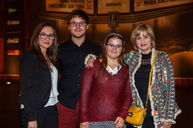 Un año más se ha celebrado la tradicional gala benéfica de la Fundación Juan Bonal en Baluarte. Música, baile y magia compartieron escenario, en una cita que permitió además conocer los proyectos desarrollados por esta ong. En la gala participaron la Escolanía del Orfeón Pamplonés, las escuelas de baile de Eva Espuelas y Cristina Zorrilla, el cantautor cubano Jorge Sánchez, el ilusionista Iurgi y el coro de Isterria. Este año, además, se contó con la presencia de la cantante Lorena Gómez, participante en programas de televisión como Operación Triunfo y Tu cara me suena.