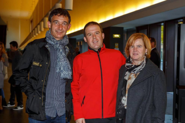 Un año más se ha celebrado la tradicional gala benéfica de la Fundación Juan Bonal en Baluarte. Música, baile y magia compartieron escenario, en una cita que permitió además conocer los proyectos desarrollados por esta ong. En la gala participaron la Escolanía del Orfeón Pamplonés, las escuelas de baile de Eva Espuelas y Cristina Zorrilla, el cantautor cubano Jorge Sánchez, el ilusionista Iurgi y el coro de Isterria. Este año, además, se contó con la presencia de la cantante Lorena Gómez, participante en programas de televisión como Operación Triunfo y Tu cara me suena.
