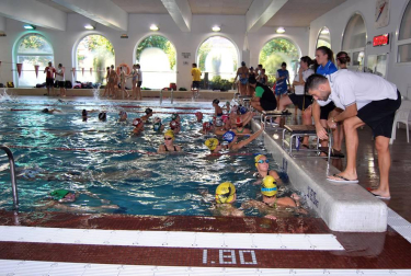 El sábado 29 de octubre dio comienzo la XVII Liga Navarra Infantil de Natación, correspondiente a los XXX Juegos Deportivos de Navarra. Esta primera fecha del torneo, en la que concurrieron 118 nadadores pertenecientes a 13 clubes, se disputó en dos sedes: la competición masculina tuvo lugar en la S.C.D.R. Anaitasuna, mientras que la pugna femenina se desarrolló en el Club Tenis Pamplona.