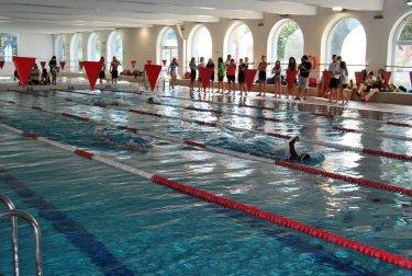 El sábado 29 de octubre dio comienzo la XVII Liga Navarra Infantil de Natación, correspondiente a los XXX Juegos Deportivos de Navarra. Esta primera fecha del torneo, en la que concurrieron 118 nadadores pertenecientes a 13 clubes, se disputó en dos sedes: la competición masculina tuvo lugar en la S.C.D.R. Anaitasuna, mientras que la pugna femenina se desarrolló en el Club Tenis Pamplona.