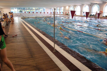 El sábado 29 de octubre dio comienzo la XVII Liga Navarra Infantil de Natación, correspondiente a los XXX Juegos Deportivos de Navarra. Esta primera fecha del torneo, en la que concurrieron 118 nadadores pertenecientes a 13 clubes, se disputó en dos sedes: la competición masculina tuvo lugar en la S.C.D.R. Anaitasuna, mientras que la pugna femenina se desarrolló en el Club Tenis Pamplona.