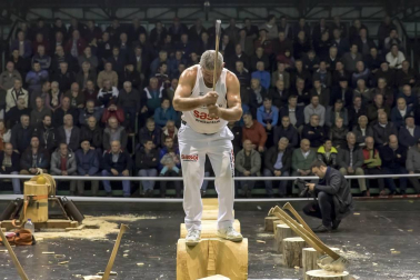 Fotos del Campeonato navarro de aizkora de Primera, celebrado el 18 de noviembre en el frontón de Doneztebe.