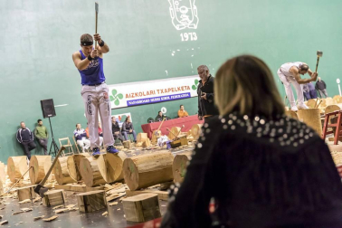Fotos del Campeonato navarro de aizkora de Primera, celebrado el 18 de noviembre en el frontón de Doneztebe.