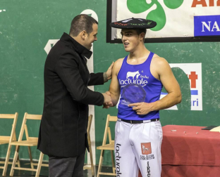Fotos del Campeonato navarro de aizkora de Primera, celebrado el 18 de noviembre en el frontón de Doneztebe.