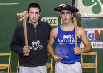 Fotos del Campeonato navarro de aizkora de Primera, celebrado el 18 de noviembre en el frontón de Doneztebe.