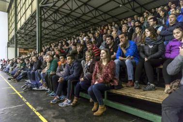 Fotos del Campeonato navarro de aizkora de Primera, celebrado el 18 de noviembre en el frontón de Doneztebe.