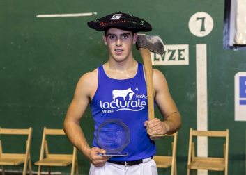 Fotos del Campeonato navarro de aizkora de Primera, celebrado el 18 de noviembre en el frontón de Doneztebe.