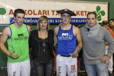 Fotos del Campeonato navarro de aizkora de Primera, celebrado el 18 de noviembre en el frontón de Doneztebe.