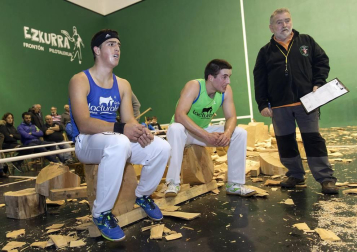 Fotos del Campeonato navarro de aizkora de Primera, celebrado el 18 de noviembre en el frontón de Doneztebe.