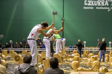 Fotos del Campeonato navarro de aizkora de Primera, celebrado el 18 de noviembre en el frontón de Doneztebe.