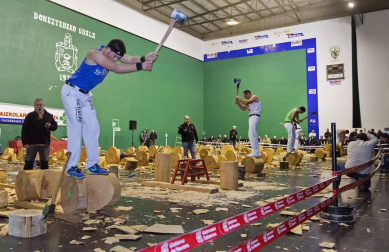 Fotos del Campeonato navarro de aizkora de Primera, celebrado el 18 de noviembre en el frontón de Doneztebe.