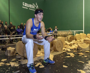 Fotos del Campeonato navarro de aizkora de Primera, celebrado el 18 de noviembre en el frontón de Doneztebe.