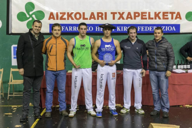 Fotos del Campeonato navarro de aizkora de Primera, celebrado el 18 de noviembre en el frontón de Doneztebe.