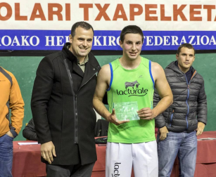 Fotos del Campeonato navarro de aizkora de Primera, celebrado el 18 de noviembre en el frontón de Doneztebe.