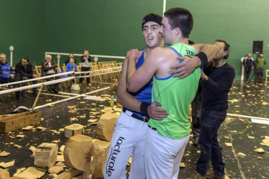 Fotos del Campeonato navarro de aizkora de Primera, celebrado el 18 de noviembre en el frontón de Doneztebe.
