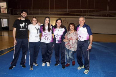El sábado 17 de diciembre la Federación Navarra de Taekwondo organizó, en el Pabellón Arrosadia, su Tradicional Festival Infantil Solidario. Los nuevos alumnos de este deporte (de 5 a 13 años) mostraron sus conocimientos a familiares y amigos, además de colaborar con el Banco de Alimentos de Navarra. Con una grada que mostraba un magnífico aspecto, en torno a 800 personas disfrutaron con las evoluciones de más de 200 niños pertenecientes a los clubes Ardoi, Berrioplano, Mendialdea, Gares, Rochapea, Bargagain, Ave maría, Amaya, Menditxiki, Tenis Pamplona y Hwarang.