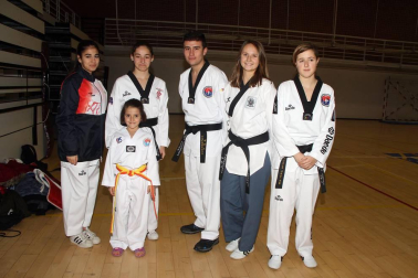 El sábado 17 de diciembre la Federación Navarra de Taekwondo organizó, en el Pabellón Arrosadia, su Tradicional Festival Infantil Solidario. Los nuevos alumnos de este deporte (de 5 a 13 años) mostraron sus conocimientos a familiares y amigos, además de colaborar con el Banco de Alimentos de Navarra. Con una grada que mostraba un magnífico aspecto, en torno a 800 personas disfrutaron con las evoluciones de más de 200 niños pertenecientes a los clubes Ardoi, Berrioplano, Mendialdea, Gares, Rochapea, Bargagain, Ave maría, Amaya, Menditxiki, Tenis Pamplona y Hwarang.