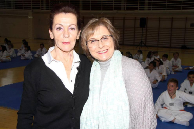 El sábado 17 de diciembre la Federación Navarra de Taekwondo organizó, en el Pabellón Arrosadia, su Tradicional Festival Infantil Solidario. Los nuevos alumnos de este deporte (de 5 a 13 años) mostraron sus conocimientos a familiares y amigos, además de colaborar con el Banco de Alimentos de Navarra. Con una grada que mostraba un magnífico aspecto, en torno a 800 personas disfrutaron con las evoluciones de más de 200 niños pertenecientes a los clubes Ardoi, Berrioplano, Mendialdea, Gares, Rochapea, Bargagain, Ave maría, Amaya, Menditxiki, Tenis Pamplona y Hwarang.
