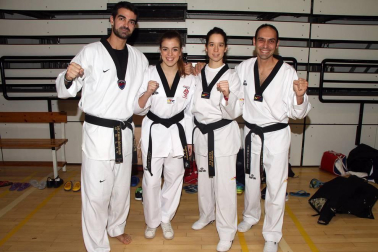 El sábado 17 de diciembre la Federación Navarra de Taekwondo organizó, en el Pabellón Arrosadia, su Tradicional Festival Infantil Solidario. Los nuevos alumnos de este deporte (de 5 a 13 años) mostraron sus conocimientos a familiares y amigos, además de colaborar con el Banco de Alimentos de Navarra. Con una grada que mostraba un magnífico aspecto, en torno a 800 personas disfrutaron con las evoluciones de más de 200 niños pertenecientes a los clubes Ardoi, Berrioplano, Mendialdea, Gares, Rochapea, Bargagain, Ave maría, Amaya, Menditxiki, Tenis Pamplona y Hwarang.