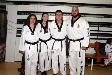 El sábado 17 de diciembre la Federación Navarra de Taekwondo organizó, en el Pabellón Arrosadia, su Tradicional Festival Infantil Solidario. Los nuevos alumnos de este deporte (de 5 a 13 años) mostraron sus conocimientos a familiares y amigos, además de colaborar con el Banco de Alimentos de Navarra. Con una grada que mostraba un magnífico aspecto, en torno a 800 personas disfrutaron con las evoluciones de más de 200 niños pertenecientes a los clubes Ardoi, Berrioplano, Mendialdea, Gares, Rochapea, Bargagain, Ave maría, Amaya, Menditxiki, Tenis Pamplona y Hwarang.