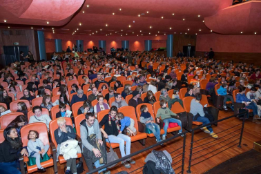 El Estudio de Arte, Danza y Movimiento de Tudela y el coro Tutera Kantuz citaron a 620 personas en el espectáculo navideño.