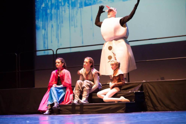 El Estudio de Arte, Danza y Movimiento de Tudela y el coro Tutera Kantuz citaron a 620 personas en el espectáculo navideño.