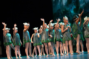 El Estudio de Arte, Danza y Movimiento de Tudela y el coro Tutera Kantuz citaron a 620 personas en el espectáculo navideño.