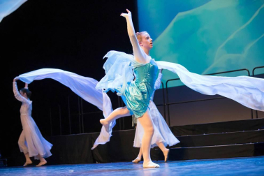 El Estudio de Arte, Danza y Movimiento de Tudela y el coro Tutera Kantuz citaron a 620 personas en el espectáculo navideño.