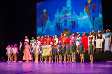 El Estudio de Arte, Danza y Movimiento de Tudela y el coro Tutera Kantuz citaron a 620 personas en el espectáculo navideño.