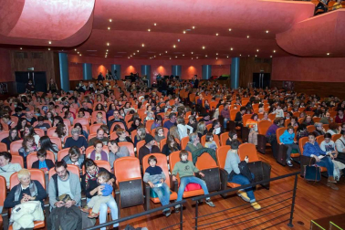 El Estudio de Arte, Danza y Movimiento de Tudela y el coro Tutera Kantuz citaron a 620 personas en el espectáculo navideño.