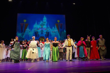 El Estudio de Arte, Danza y Movimiento de Tudela y el coro Tutera Kantuz citaron a 620 personas en el espectáculo navideño.