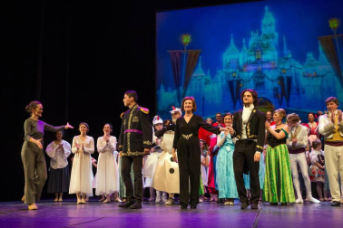 El Estudio de Arte, Danza y Movimiento de Tudela y el coro Tutera Kantuz citaron a 620 personas en el espectáculo navideño.
