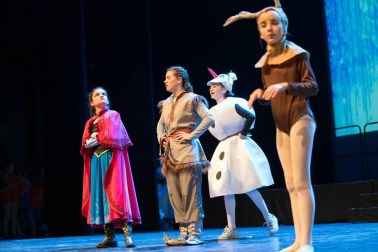 El Estudio de Arte, Danza y Movimiento de Tudela y el coro Tutera Kantuz citaron a 620 personas en el espectáculo navideño.