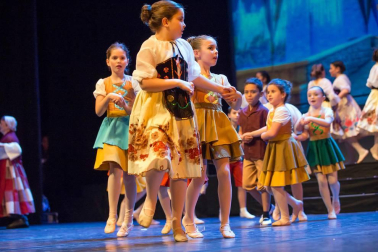 El Estudio de Arte, Danza y Movimiento de Tudela y el coro Tutera Kantuz citaron a 620 personas en el espectáculo navideño.