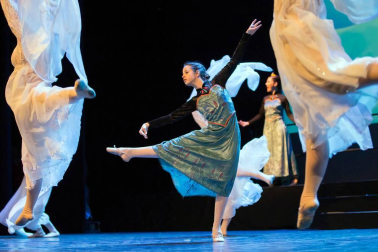 El Estudio de Arte, Danza y Movimiento de Tudela y el coro Tutera Kantuz citaron a 620 personas en el espectáculo navideño.