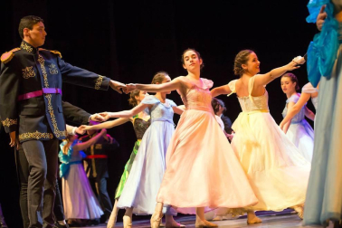 El Estudio de Arte, Danza y Movimiento de Tudela y el coro Tutera Kantuz citaron a 620 personas en el espectáculo navideño.