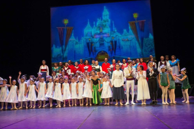 El Estudio de Arte, Danza y Movimiento de Tudela y el coro Tutera Kantuz citaron a 620 personas en el espectáculo navideño.