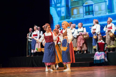 El Estudio de Arte, Danza y Movimiento de Tudela y el coro Tutera Kantuz citaron a 620 personas en el espectáculo navideño.