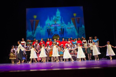 El Estudio de Arte, Danza y Movimiento de Tudela y el coro Tutera Kantuz citaron a 620 personas en el espectáculo navideño.