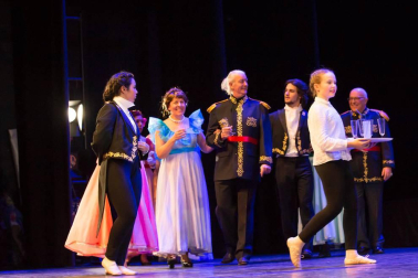 El Estudio de Arte, Danza y Movimiento de Tudela y el coro Tutera Kantuz citaron a 620 personas en el espectáculo navideño.