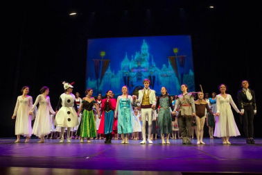 El Estudio de Arte, Danza y Movimiento de Tudela y el coro Tutera Kantuz citaron a 620 personas en el espectáculo navideño.